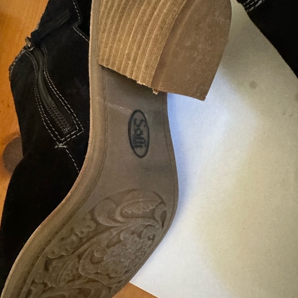 Soft brand open heel and toe booties stacked heel black suede side zip. - Picture 6 of 9